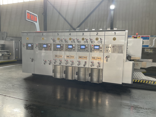 Tam Otomatik Yüksek Hızlı Üç Renkli Yazdırma Slotting Die Cutting Machine For Corrugated Cardboard Packaging