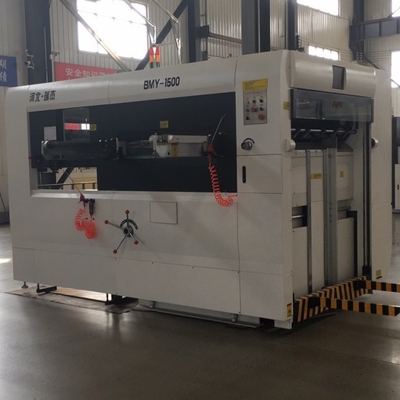 Kesim uzunluğu 1320-1520mm olan hassas karton kutu döşeme kesme makinesi