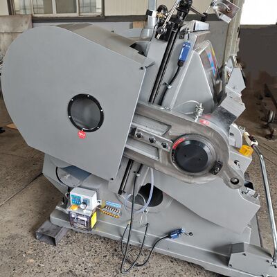 40M Altı Kırıştırma Uzunluğu Oluklu Karton Kalıp Kesme Makinesi, Yüksek Kesme Kuvveti ve Elektrik Güç Kaynağı ile Karton İşlemesini Sağlar