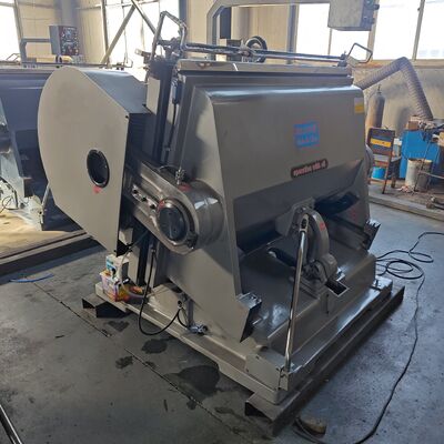 Elektrikli dalgalanmış karton döşeme kesme makinesi 5.5KW motor gücü ve sorunsuz çalışmayı sağlayan manuel besleme yöntemi ile