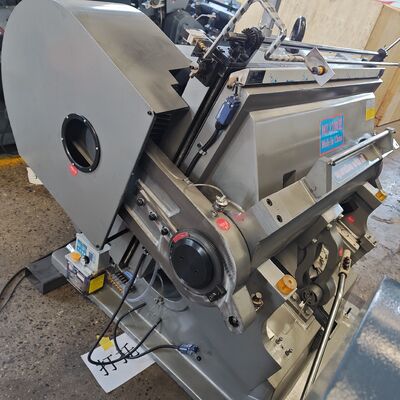 Manuel Oluklu Karton Kalıp Kesme Makinesi Elektrik Güç Kaynağı Özel Karton Şekilleri ve Üretim Hatları İçin Mükemmel