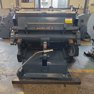 Manuel Kalıp Kesme Kırma Makinesi Oluklu Karton Kalıp Kesme Makinesi Elektrikli Emiş Plakası Fren Debriyajı İdeal Karton Yapımı Özellikli