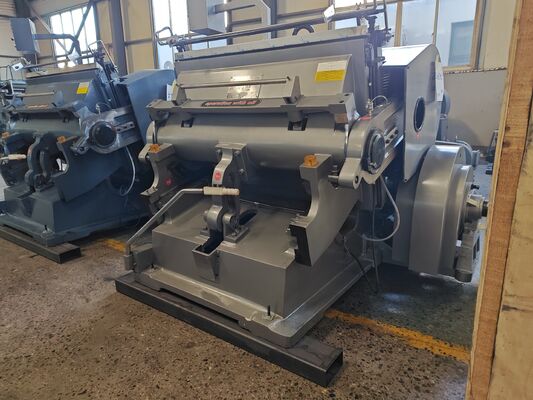 ML1200 Dört güvenlik sistemine sahip, 20 adet/dakikada hız ve 1200 * 830 mm boyutlu, manuel dalgalanmış karton döşeme kesme makinesi