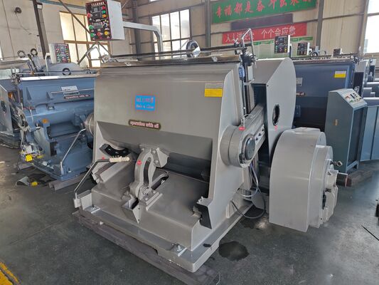 Yarı Otomatik ML1500 Dört Sigorta Parçalı ve Oluklu Kartonlar için Elektrikli Emiş Plakalı Fren Debriyajlı Kalıp Kesme Makinesi