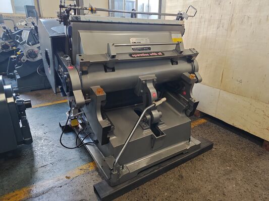 ML1200 Dört güvenlik sistemine sahip, 20 adet/dakikada hız ve 1200 * 830 mm boyutlu, manuel dalgalanmış karton döşeme kesme makinesi