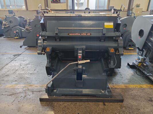 ML1100 Dört emniyet parçası ve elektrikli emici plaka fren debriyajı ile yarı otomatik dalgalanmış karton döşeme kesme makinesi