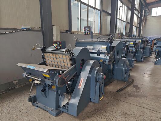 ML750 Elektrikli emme plaka fren debriyajı ve güvenli kullanım için dört emniyet parçası ile yarı otomatik dalgalanmış karton döşeme kesme makinesi