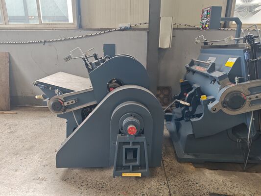 750 x 520 mm Oluklu Kartonlar için Dört Sigorta Parçalı ve Elektrikli Emiş Plakalı Fren Debriyajlı Yarı Otomatik ML750 Kalıp Kesme Makinesi