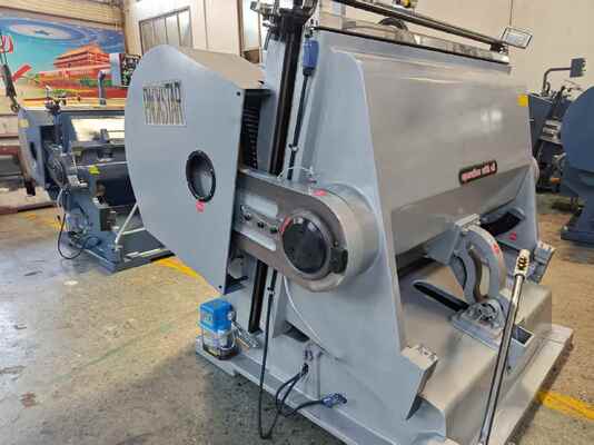 ML1500 Yarı Otomatik Oluklu Karton Kalıp Kesme Makinesi, Elektrikli Emiş Plakalı Fren Debriyajlı ve Güvenli Çalışma İçin Dört Sigorta Parçalı